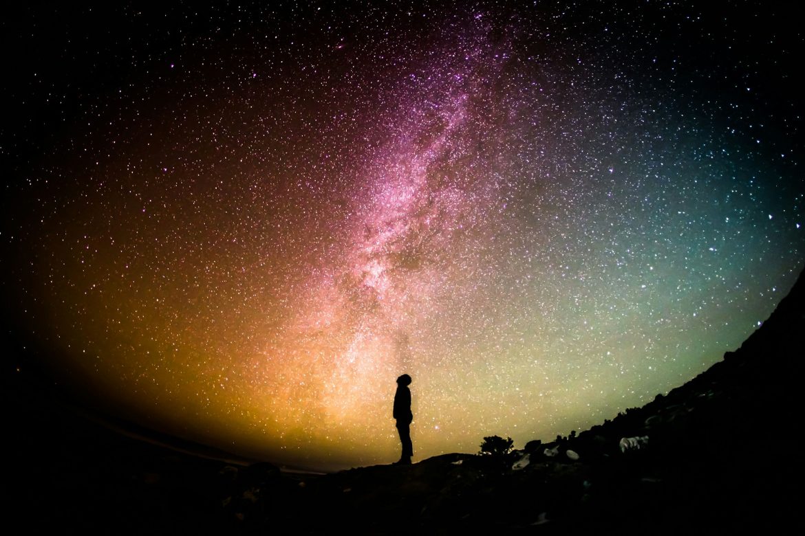 Céus de agosto de 2025: Um raro alinhamento de seis planetas e a chuva de meteoros Perseidas