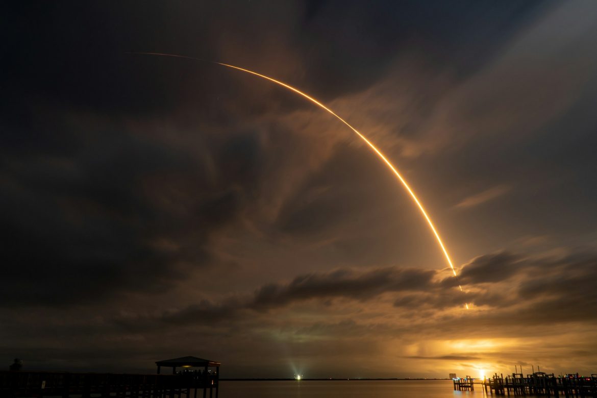 Lançamento da SpaceX ilumina o céu da Califórnia e quebra recorde de reutilização